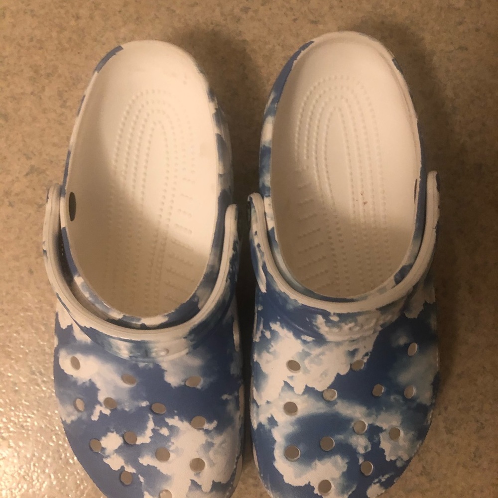 Cloud print Crocs